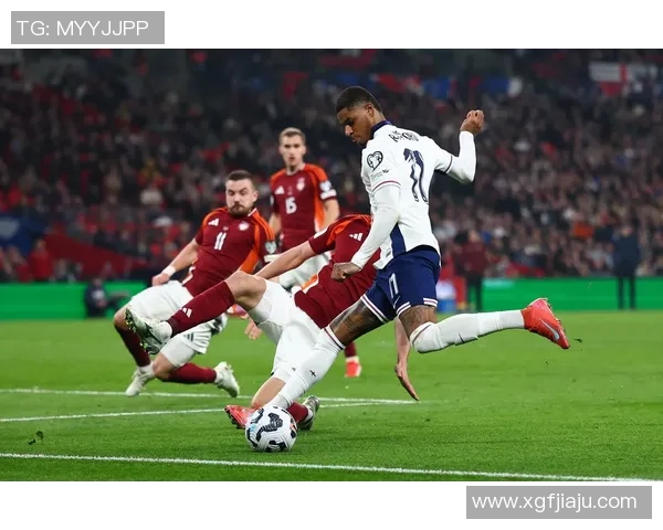 全球足球巨星汇聚一堂 十大顶级球员风采展示