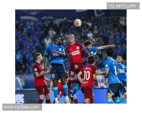 足球球星击拳庆祝瞬间 握手言和背后的团队精神与竞技友谊