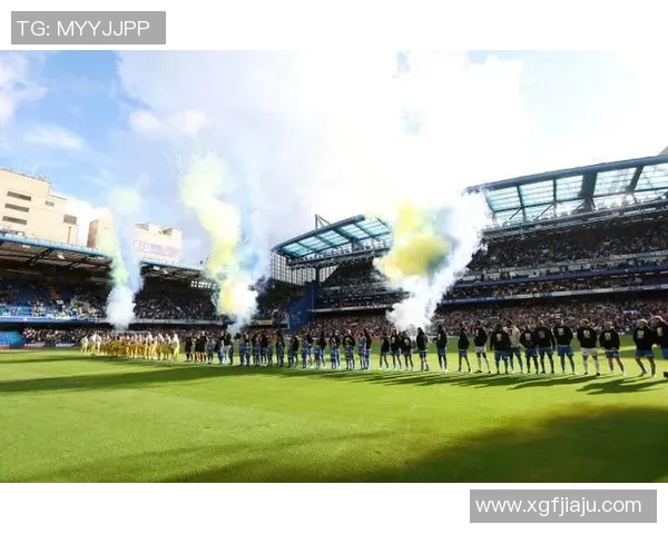 退役足球明星友谊赛再聚首 看曾经绿茵场上的传奇球员重返赛场